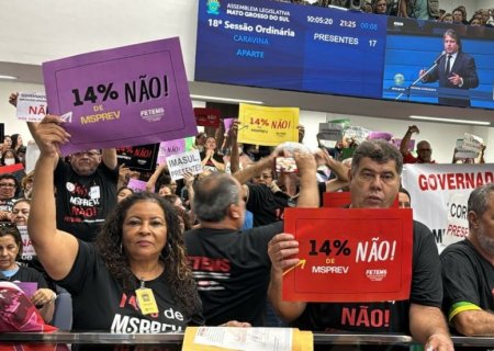 Professores lotam Assembleia e reforçam luta contra desconto de 14% dos aposentados