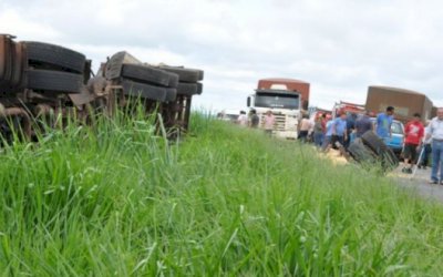 Acidente envolvendo três carretas na MS-276 duas são de Ivinhema