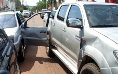 IVINHEMA: Acidente envolve dois veículos no centro