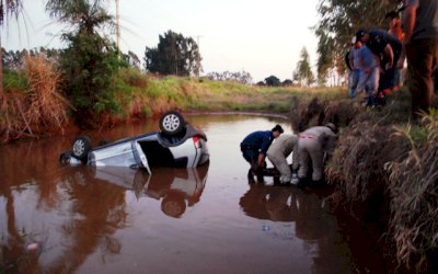 ANGÉLICA: Jovens após retornarem de festa capotam carro e para dentro de lago