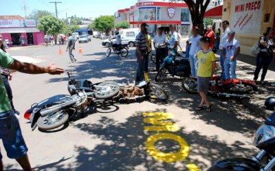 IVINHEMA: Acidente de moto deixa duas pessoas feridas