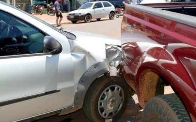 IVINHEMA: Dois carros se envolvem em acidente no centro