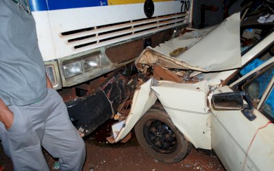 IVINHEMA: Acidente entre ônibus e carro mata um e deixa outro ferido