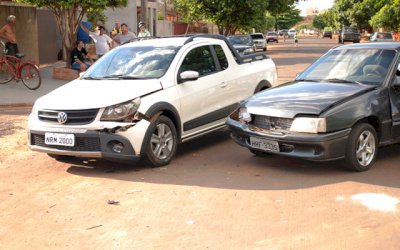 IVINHEMA: Dois veículos colidiram no bairro guiray