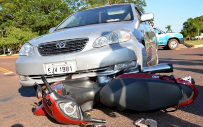 IVINHEMA: Acidente envolve carro e moto na Avenida Brasil
