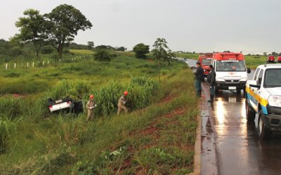 Veículo de Ivinhema sai da pista, capota e condutor foge do local