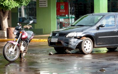 IVINHEMA: Colisão no centro envolve carro e moto