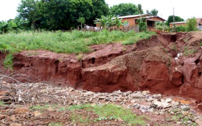 DEODÁPOLIS: Erosão avança a cada dia e ameaça ruas e residências
