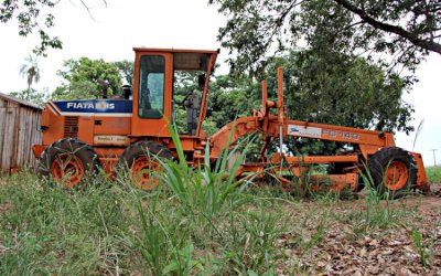 Máquina da Agesul abandonada em Deodápolis; Caso vai parar no Ministério Público
