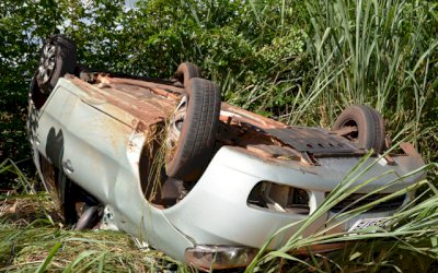 IVINHEMA: Carro capota, criança e mulher são arremessadas para fora do veículo