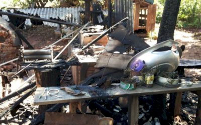 Fogão de lenha causa princípio de incêndio em casa na área rural em Deodápolis