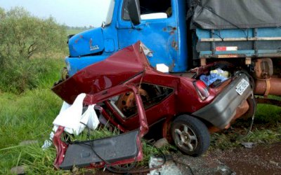 Casal morre esmagado ao colidir carro contra caminhão entre Lagoa Bonita e Indápolis