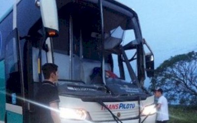 Ônibus que transportava acadêmicos colide em carreta