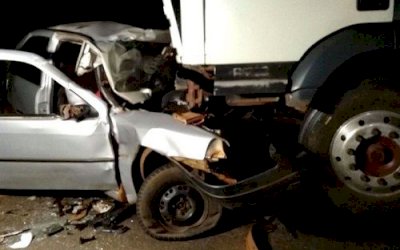 DEODÁPOLIS: Acidente entre carro e caminhão mata mãe e deixa filha ferida