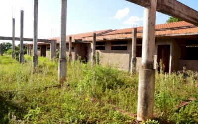 DEODÁPOLIS: Obra de creche abandonada vira ponto de drogas e sexo