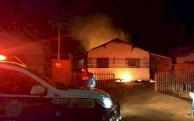 DEODÁPOLIS: Casa fica destruída após incêndio no Jardim Europa