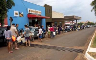DEODÁPOLIS: Fila de pessoas com galões chama atenção em posto de combustível