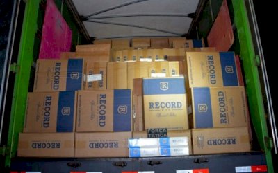 DEODÁPOLIS: Força Tática apreende carreta com 75 mil pacotes de cigarros