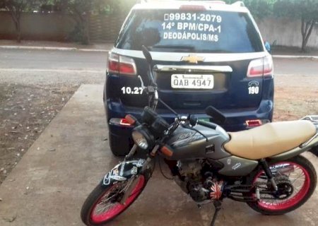 DEODÁPOLIS: Menor é apreendido conduzindo motocicleta com licenciamento vencido e lacre da placa violado