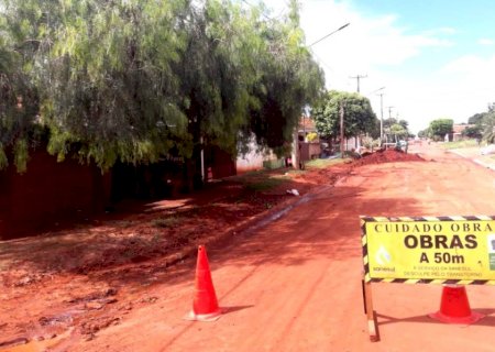 DEODÁPOLIS: Sanesul executa obras de esgotamento sanitário