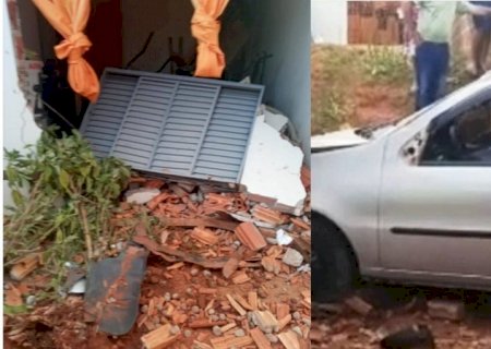 NAVIRAÍ: Motorista bêbado atropela mulher com carrinho de bebê e invade muro de casa