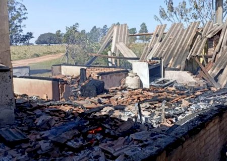 ANGÉLICA: Casa pega fogo próximo de olaria