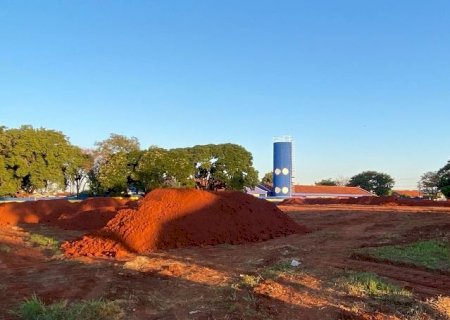 Prefeitura de Ivinhema realiza serviços de terraplanagem para iniciar construção da nova escola
