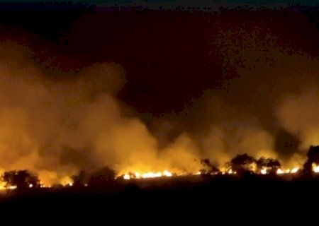 DEODÁPOLIS: Bombeiros de Ivinhema combate incêndio criminoso em Lagoa Bonita