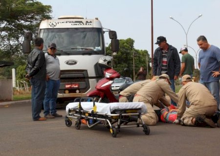 Condutora de Biz fica ferida ao colidir com caminhão e sofrer queda em Batayporã