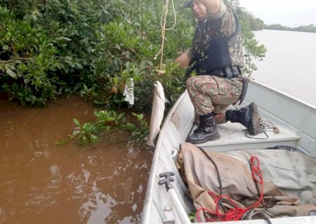 PMA fiscaliza 72 pescadores, apreende petrechos ilegais de pesca no rio Ivinhema