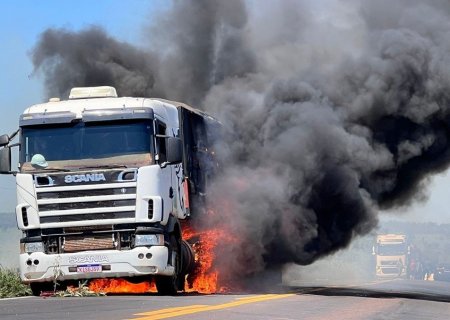 Carreta pega fogo na MS-276 entre os municípios de Anaurilândia e Batayporã