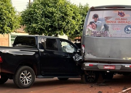 ANGÉLICA: Homem bate camionete em um ônibus estacionado