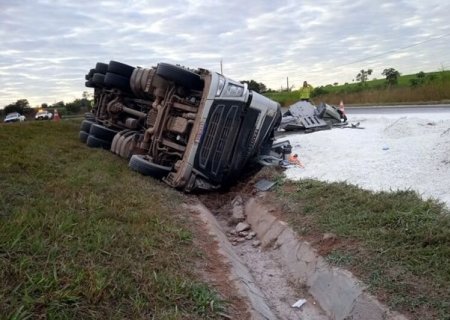 Motorista de MS tomba carreta carregada com calcário em rodovia de SP e morre