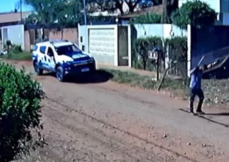VÍDEO: Ladrão 'desiste' de furtar portão após dar de cara com viatura da PM em MS