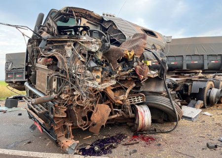 IVINHEMA: Acidente com Carretas deixa uma vítima fatal e interrompe trânsito na BR-376