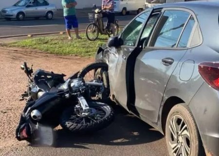 Motociclista morre ao ser atropelada em cruzamento, motorista foge
