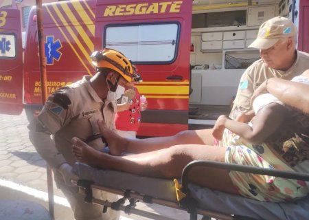VIDEO:  Caminhão da coleta de lixo atropela mãe e bebê em carrinho