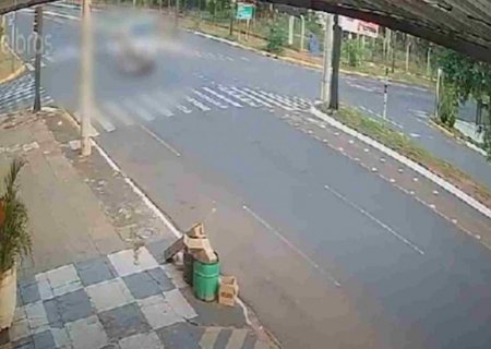 VIDEO:  Carro fura sinal vermelho e atinge motociclista que é arremessada
