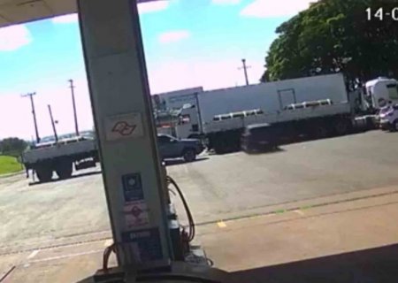 VÍDEO: casal de idosos morre após bater em caminhão em posto de gasolina de SP
