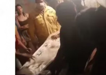 Família interrompe velório na fronteira após notar corpo quente e suando; veja vídeo