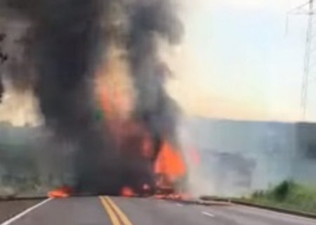 VÍDEO: carreta carregada com eucaliptos pega fogo na BR-262