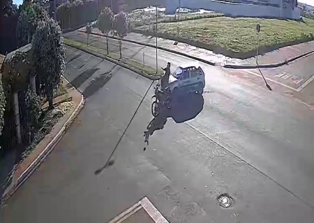 IVINHEMA: Jovem fica ferida em colisão entre carro e moto no Bairro Centro (VÍDEO)