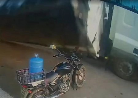 VÍDEO: motociclista quase é esmagado por carreta e escapa da morte