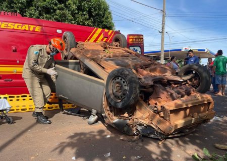 IVINHEMA: Homem capota carro em Avenida do Bairro Piravevê