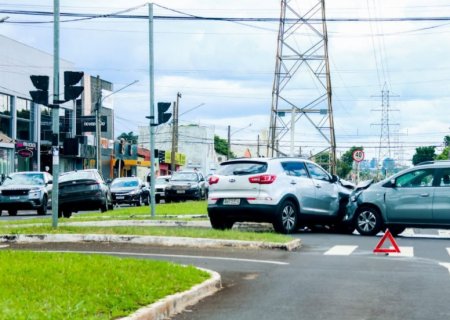 VÍDEO: Condutora de carro 0km ultrapassa sinal vermelho e bate em dois veículos