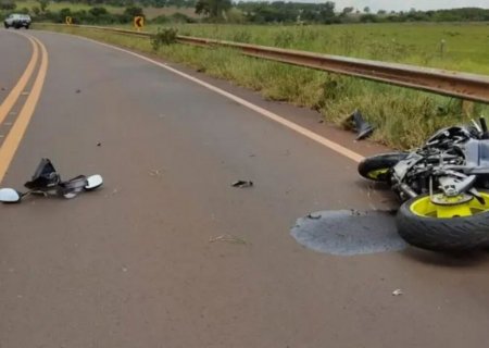 Homem morre ao colidir moto esportiva com guard rail