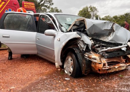 IVINHEMA: Colisão entre carro e camionete deixa uma senhora ferida na BR-376