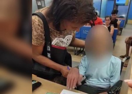 Mulher leva morto em cadeira de rodas ao banco e tenta sacar empréstimo de R$ 17 mil no RJ