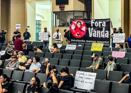 Após pressão de manifestantes, vereadores de Sidrolândia aprovam requerimento contra Vanda Camilo