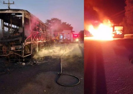 Ônibus pega fogo durante a madrugada no pátio da PMA, veja video;